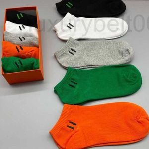 Skarpetki męskie Projektant Bawełniany Bawełniany List Business Business List Haftowanie potu i dezodorant Short Sock Thin High-end 4YWL