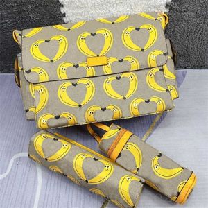 Bolsa múmia bolsa de bebê designer de grande capacidade vermelho amarelo empilhadores de fraldas pochette alça de lona ajustável de nylon bolsa de fraldas feminina moderna letra bordada XB049 C23