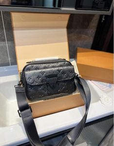 Messenger väskor designers väska klassiska kvinnor eller män väskor crossbody pås skola bokväska handväska ryggsäck man totes väska plånbok läder handväskor claeess ryggsäck 69443