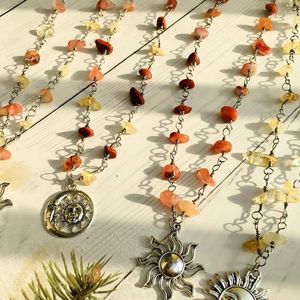 Anhänger Halsketten CRYSTAL SUN CHARM CHOKER NECKLACE Carnelian Stone Chip Chain Chakra mit Mond und Amulett Sommer-Accessoires