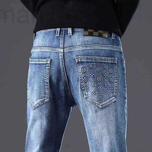 Jeans masculino designer outono e inverno calças masculinas azul claro coreano slim fit pés elástico impresso VXEI XFST