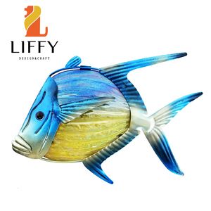 Dekorativa föremål Figurer Metal Gourami Fish With Glass Wall Art Decor for Home Decoration Garden Sculpture Hanging Outdoor Ocean Beach Sea Pool 230628