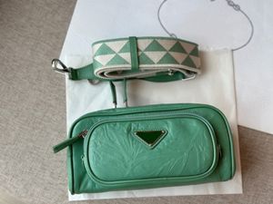 Kvinnor Män veckade kameror Bag designer Snapshots Bag Crossbody Bag Luxury Nya små klaffar Totes Oil Wax Leather Triangle Flap Mini Pouch