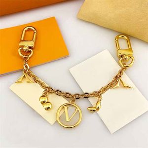 Ny stil Luxurys Gold Letter Keychains Designer Keychain Lanyards Herr Metal Buckle Keychain för män och kvinnor bil nyckelkedjan charm väskan keyring gåva