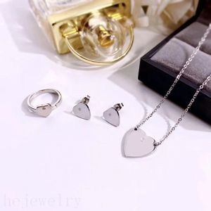 Halsband för kvinnor designer hjärta halsband valentin dag presentälskare gåva kreativt ins metall mode vackra lyxdesigner juvelen chic metall c23