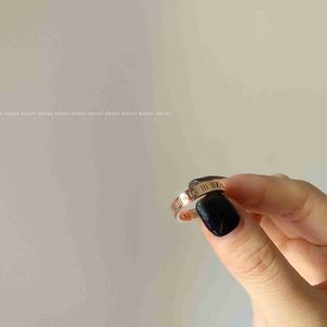Designer Colorless Brand Design Roman Digital Ring with Diamond Tail Index Finger Couple