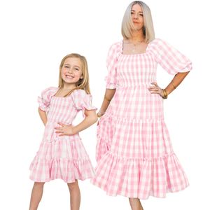 家族を一致させる衣装のサミー母娘ドレスピンクのグリッドスプリングルックママと私の服ママママの赤ちゃんの女の子ドレス230628