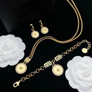 Cadeia de ouro pingente circular cabeça de beleza moeda sinete material de latão colar pulseira brinco conjunto de joias femininas designer de aniversário presentes de aniversário XMS19 -05