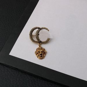 Design famoso Ouro Marca Luxos Desinger Broche Feminino Letra Broches Terno Pin Moda Jóias Vestuário Decoração Acessórios