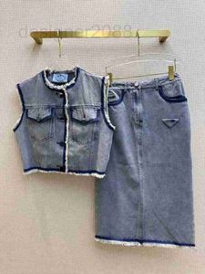 Abito a due pezzi designer 23 Primavera / Estate Lettera alla moda Bordo in pelliccia ricamato Gilet corto senza maniche in denim Vita alta Mezza gonna Set S35Z