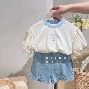 Kläder sätter koreanska tonåringar Baby Kid Girls Brodery T Shirt 2023 Summer Short Sleeve Top Denim Shorts 2pcs Outfits Girl Clothes 230630