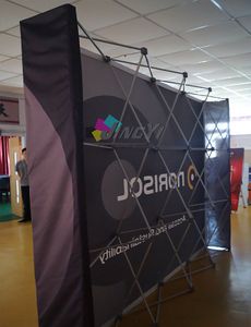 Espositore pop-up con sfondo in tessuto di alluminio personalizzato in vendita calda per banner pop-up con espositore per banner da parete