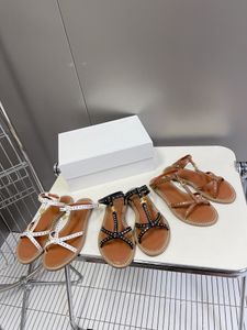 2023 Fashion Rivet Designer tofflor Damer Flip Flops Päronprydnadsskor lämpliga för vårens sommar- och hösthotellstränder