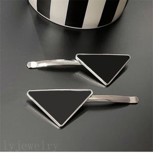 Designer Hairpin Triangles Letters Black Alloy Fashion Snap Clips Sommarsida Dekorera Womens Girl Hair Clip Ins Small Simple Plated Silver No Fade ZB046 F23 ZB046