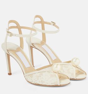 Idealna marka Sacora Women White Pearl Sandals Buty V-cut Peep Toe Stiletto Obcasy z kości słoniowej Kwiacze Koronkowe sukienka Party Bridal Lady Sandalias EU35-43, z pudełkiem