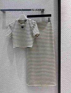 İki Parça Elbise tasarımcısı 23 İlkbahar/Yaz Fransız Günlük Harf Üçgen Kısa Tişört Üst Kontrast Çizgili Yarım Etek Takımı FCLP