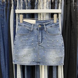 Kjolar sexig mini denim kjol kvinnor 2023 mode pärlor design hög midja smal väska höft a-line q576