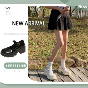 Sneakers 2023 Nya lolita skor japansk stil Mary Janes JK High Heel Platform Shoes Söta vintage Girls High School College Studentskor