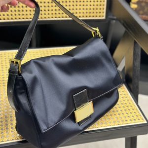 Nylon stora kvinnor handväskor designer svart totes mjuk axel väska resor crossbody guld bokstav hasp ny trend med låda