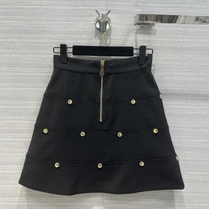 ミニスカートサマーセクシーな女性ブラックスカート99％ポリエステルメタルバックルスタッド装飾デザインハーフスカート3次元カットAラインデザイナースカート