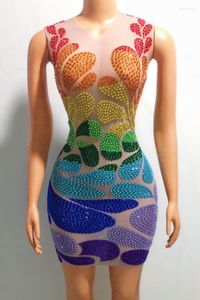 Sahne Giyim Çok renkli Rhinestones Desen Baskılı Şeffaf Kolsuz Elbise Streç Doğum Günü Akşam Balo Gösterisi Kıyafet Caipao