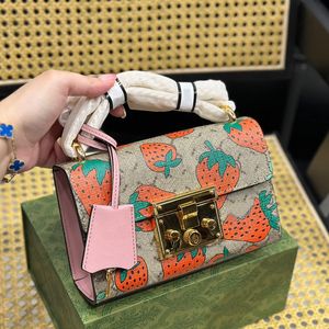 Kedja crossbody väska handväskor vintage tecknad bokstav kvinnor axelpåsar fyrkantig klaff metall hårdvara spärr mobiltelefon ficka koppling handväska cross body plånböcker