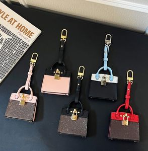 Lüks Çantalar Kahverengi Harf Anahtar Cüzdanları Tasarımcı Markası Mini Çantalar Madeni Para Çantaları Ünlü Marka Kadın ve Erkekler Fermuarlı Debriyaj Çanta Cüzdanlar Tote Çantalar Crossbody Kolye Charms