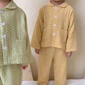 Set di abbigliamento 8412 Set pigiama per bambini Primavera e autunno Garza di cotone a pois Ragazzi manica lunga Abito a due pezzi Vestiti per la casa delle ragazze 230630