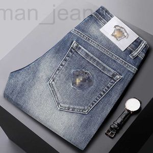 Herren-Jeans-Designer, Herbst- und Winter-Neue Jeans, Herren-Stickerei, hochwertige Rindsleder, schmale Passform, kleine Füße, elastische Kleidung, lange Hosen, Medusa FVQR