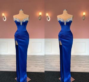 Siyah Kadınlar için Seksi Royal Blue Plus Size Kılıf Gelinlik Modelleri Pleats Boncuklu Dökümlü Yüksek Yan Bölünmüş Resmi Giyim Doğum Günü Yarışmasında İkinci Resepsiyon Partisi Abiyeleri