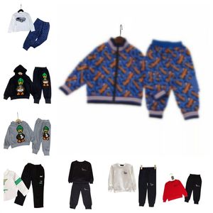 Tasarımcı Çocuk Giyim Seti Erkek Hoodie İki Parçalı Takım Güz Kızlar Çocuk Sweatshirt + Sweatpants Boyutları 90-160cm Sonbahar Klasik Mektup Top A016