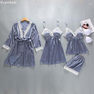 Kvinnors sömnkläder Kupokasi 4st Pyjamas Set Satin Kvinna med bröstkuddar Långärmning Spring Autumn Home Clothing Nightwear Robe Pyjamas