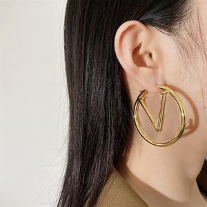 2022 여성 디자이너 후프 이어링 패션 여성 5cm Circle Simple Gold Earring Jewelry Luxurys Designers Earrings Studs Hoops 22212s