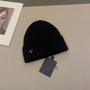 Partihandel lyxig designer beanie hattar mössor män kvinnor mode brev v casual hattar faller vinter ull stickade mössor