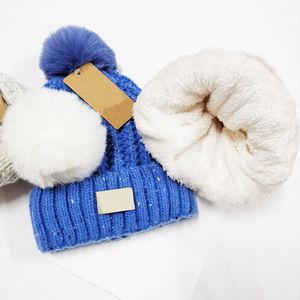 Märke mode stickad skidåkning mössa för kvinnans designer flänsar tjockare fluff mössor varma vinter pom pom chunky garn hatt