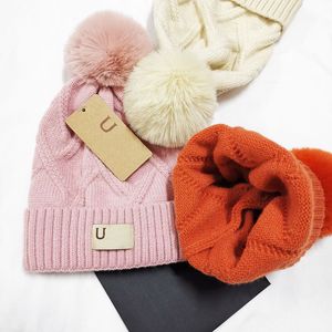 Mode stickad vinter beanie för kvinna designer flänsande fast färg beanies varm vinter korsade pom pom varumärke hatt