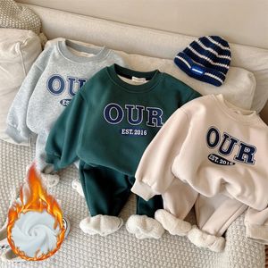Dancewear Children's Fleece Suits Insulated Baby Boy Winter Clothes Sets Letters Pullover Sweatshirt Tops Pants Outfit Girl Sportwear 230928