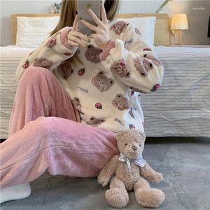 Kvinnors sömnkläder Strawberry Bear Winter Pyjamas Set Women O-Neck Tops Byxor Tvådelar Hemdräkt Korallfleece hemkläder