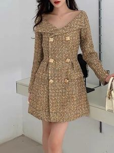 Abiti casual di base Nuovo vestito dorato sexy con spalle scoperte a maniche lunghe Abito in tweed super bello di alta qualità Abito corto in lana doppio petto da donna 2024