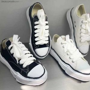 Maison Mihara Yasuhiro Mmy Auflösende Schuhe für Männer und Frauen Schwarz -Weiß -Leinwandschuhe mit dicken Sohlen, zerlumpte Kanten und niedrig geschnittene japanische Freizeitbrettschuhe