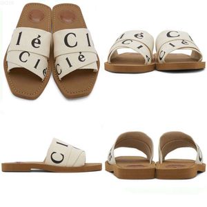 16Designer tofflor Sliders Slides Sandals Woody Flat Mule Maison's O Signature pryder den inre sulan. Den enkla slip-on-designen gör denna lägenhet till en sommar essentia