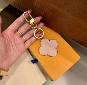 Tasarımcı dört yapraklı anahtarlıklar şanslı yonca araba anahtar zincir yüzük aksesuarları moda pu deri anahtarlık tokası erkekler için kadınlar için dekorato asılı yeni