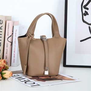 Borsa a secchiello portatile a tracolla singola con design di nicchia da donna di nuova moda casual trasmessa in diretta come il modello 7569