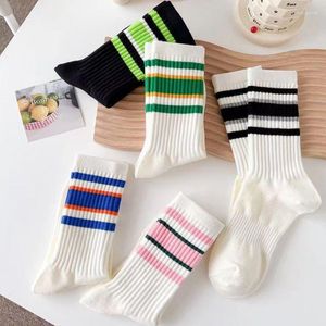 Skarpetki dla kobiet pary/działki kolorowe pasiastki dla dziewcząt miękki bawełniany w połowie rurki koreańskie stałe kolor dorywny sport