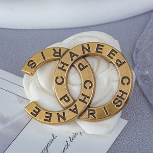 رسائل مصممة العلامة التجارية الفاخرة بروشات النساء 18K الذهب مطلي بدلة بروش الدعوى دبوس أزياء مجوهرات الزفاف