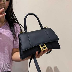 Netizens samma kvinnor 2023 New Fashion Crossbody Versatile Family Crocodile Pattern Hourglass Character Foreign Style Small Bag Model 8756