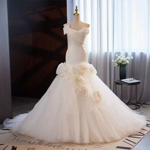 Abiti da sposa eleganti a sirena Abiti da sposa avorio Organza con fiori fatti a mano sulla spalla Treno con lacci sul retro