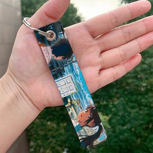 Nyckelringar anime Suzume Nej Tojimari Cool broderi Key Fobs Tag Motorcyklar Bilar Ryggsäck PU läder Chaveiro Rings för vän Gif