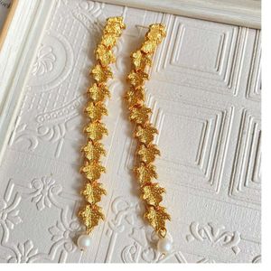 „Golden Maple Welcoming Autumn“ in antikem Vintage-Stil mit schlichtem Gold-Ahornblatt und geschwungenen Schulterohrringen sind modisch schlicht und elegant