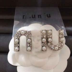 Lüks kadın tasarımcı marka mektubu broşlar gümüş kaplama kakma kristal rhinestone inci mücevherleri arka etiket mektup broş pim erkekler düğün parti kumaş aksesuarları